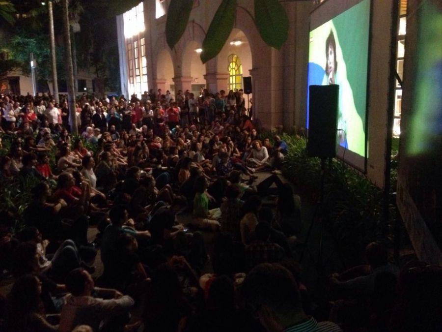 Público acompanha transmissão de ato no Tuca pelo telão A. Oliveira