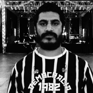 Com a camisa que faz referência ao movimento da democracia corintiana, período em que jogadores participavam das decisões do clube. "Porque eu acredito o que eu quero, dane-se. O que é melhor para todo mundo?"