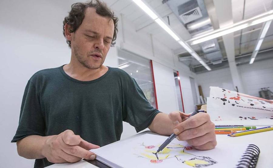 O ator desenha seu personagem na peça