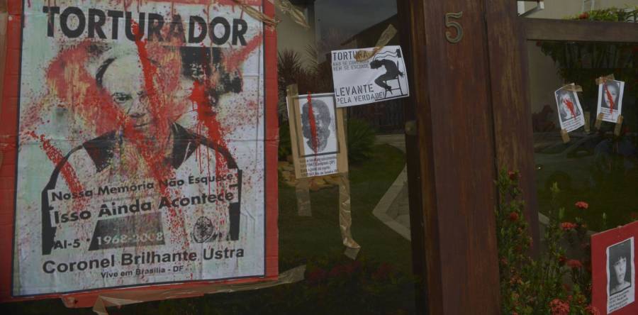 Protesto em frente à casa de Ustra, em 2014 - Foto de Rodrigues Pozzebom - Agência Brasil