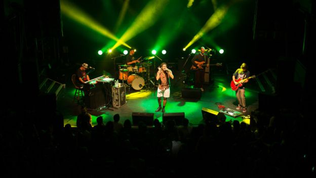 No palco em Londres - manifestações políticas na plateia e no palco marcaram turnê atual pela Inglaterra - Foto - Luis Campos