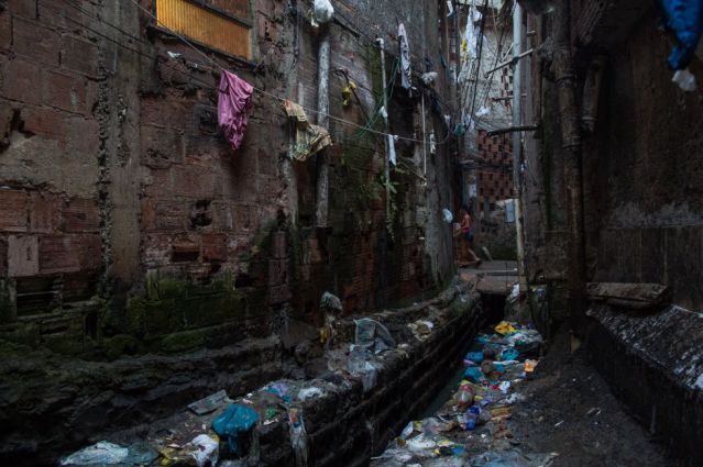 Vala de esgoto na Rocinha - VICTOR MORIYAMA