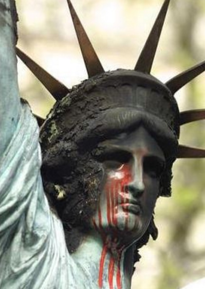 estatua-da-liberdade-sangrando