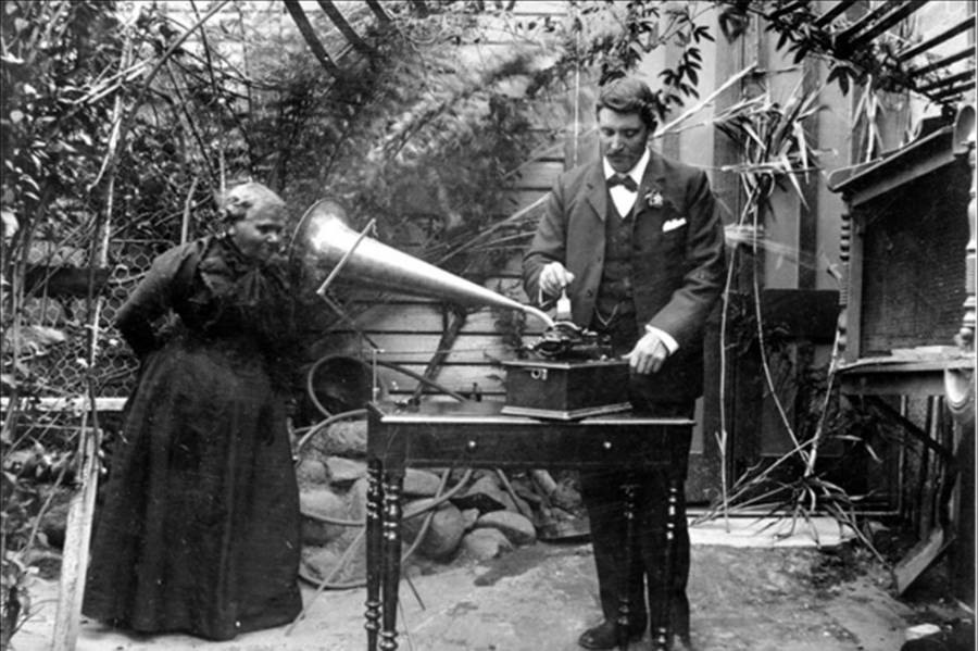 Fanny Cochrane gravando canções aborígenes da Tasmânia para a Royal Society de Hobart. WIKIMEDIA