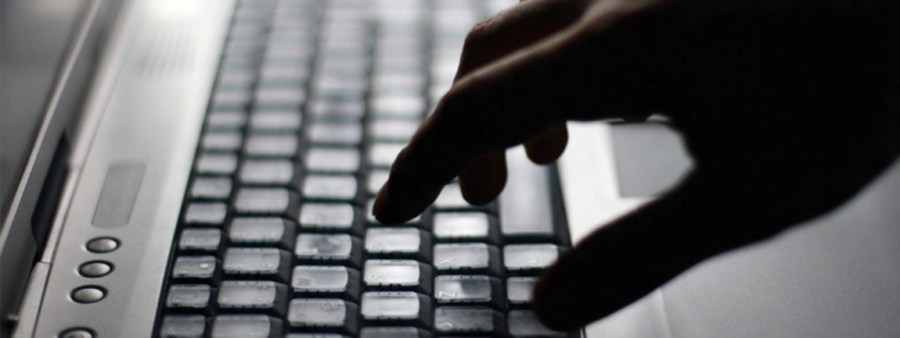 senha-forte-mao-teclado