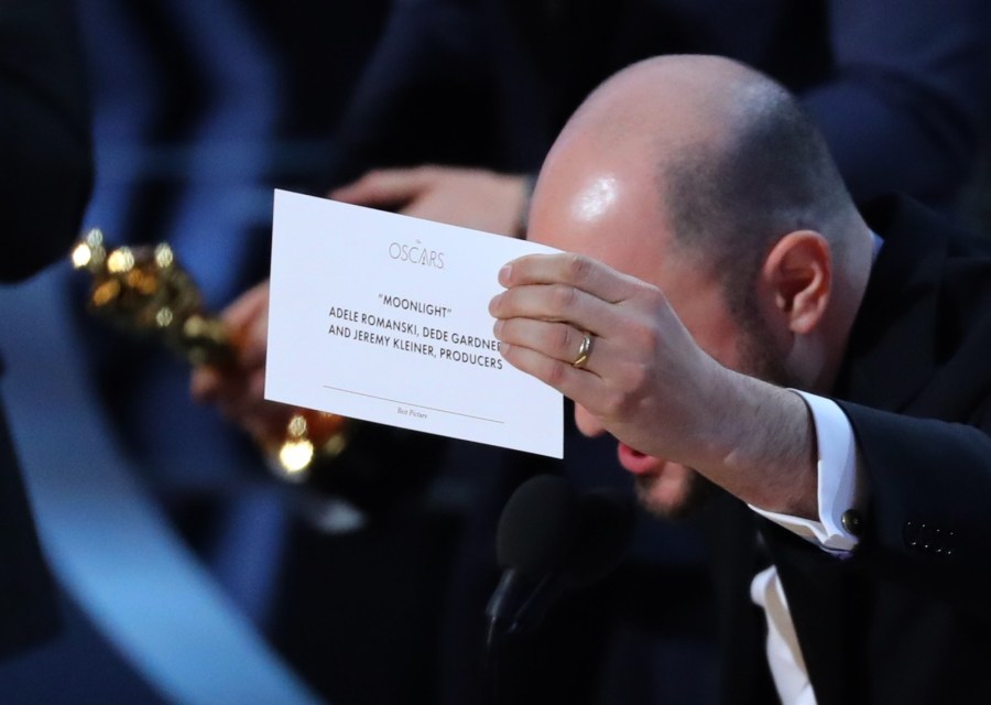 Jordon Horowitz, produtor de 'La la land', mostra o cartão com o vencedor correto de melhor filme, 'Moonlight' (Foto Lucy NicholsonReuters)