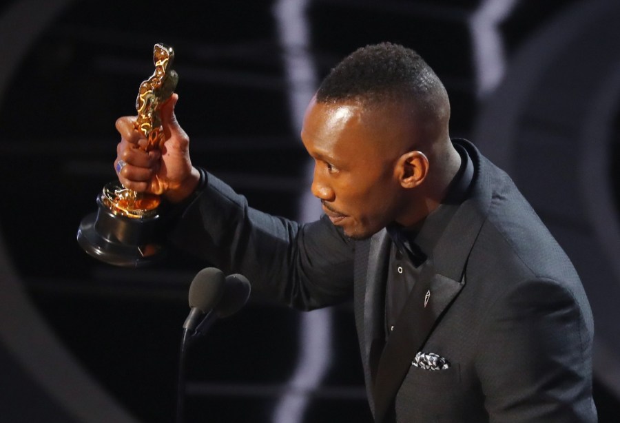 mahershala-ali-vence-o-oscar-de-melhor-ator-coadjuvante-por-seu-papel-em-moonlight-sob-a-luz-do-luar-foto-lucy-nicholson-reuters