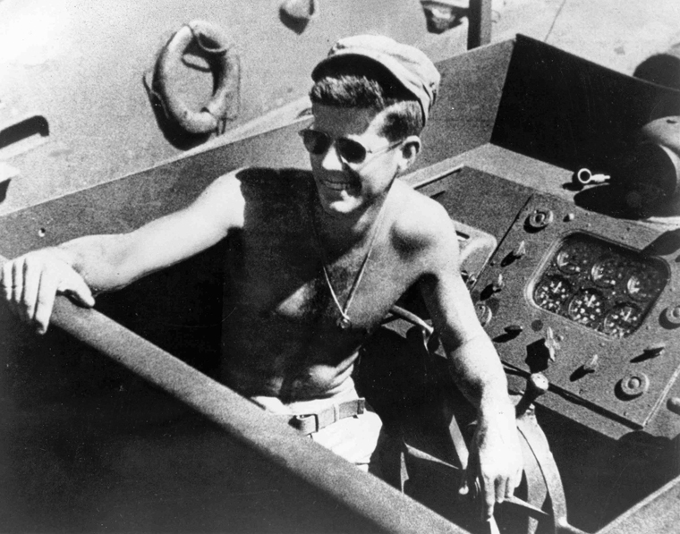 Lt. John F. Kennedy abordo do barco PT-109