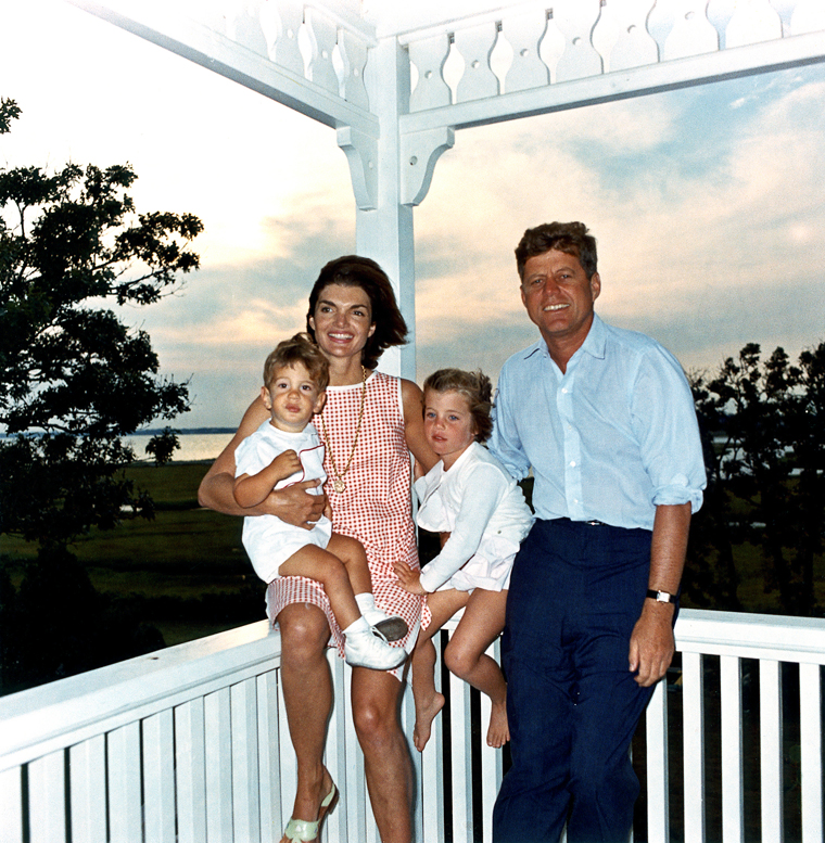 ST-C22-1-62 04 August 1962 President Kennedy and family, Hyannis Port. John F. Jacqueline Kennedy com sua esposa e seus filhos, John Jr. e Caroline (1962).