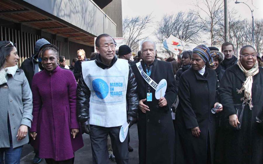 Ban Ki-moon marcha em Nova York no Dia Internacional da Mulher. Foto - UN Photo-Devra Berkowitz