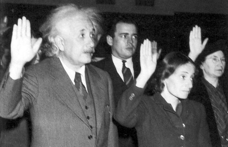 Albert Einstein fazendo juramento.