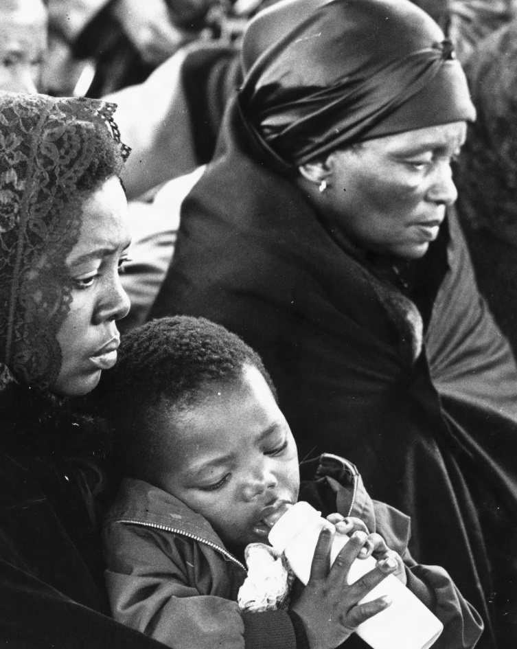 Sra. Alice Mamoete Biko, Sra. Ntsiki Biko e o filho, Samora, de dois anos, no fineral de Biko