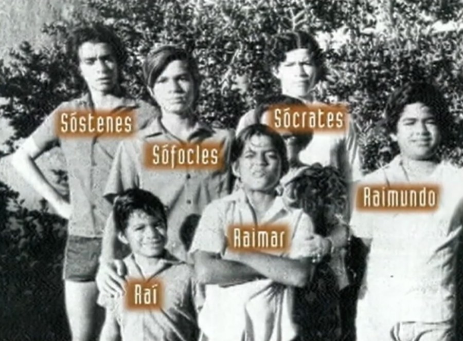 Sócrates com os irmãos.