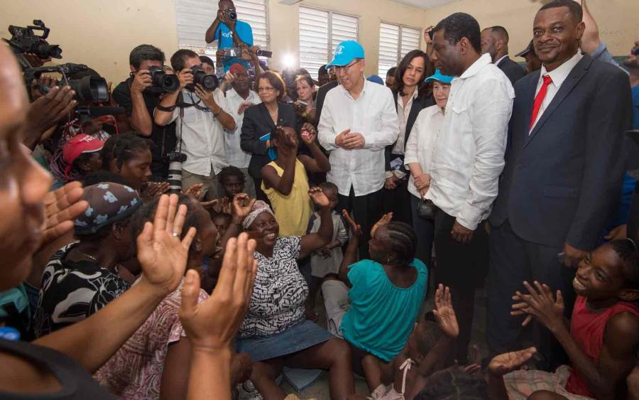 Ban Ki-moon visita abrigo temporário em Les Cayes a vítimas da passagem do furacão Matthew pelo Haiti, em outubro de 2016. Foto -UN Photo-Eskinder Debebe