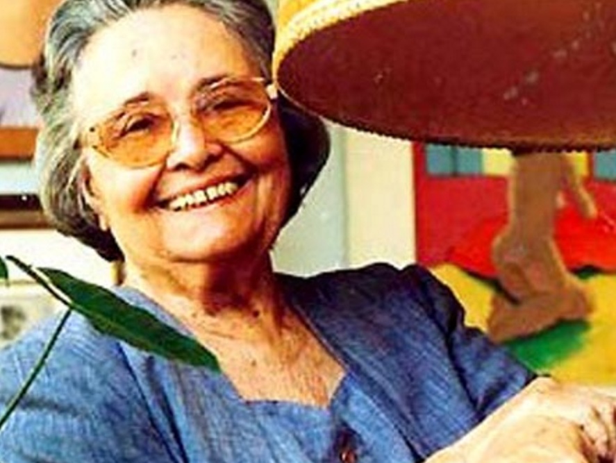 raquel-de-queiroz-escritora-tradutora-dramaturga-e-jornalista-sorrindo-em-casa