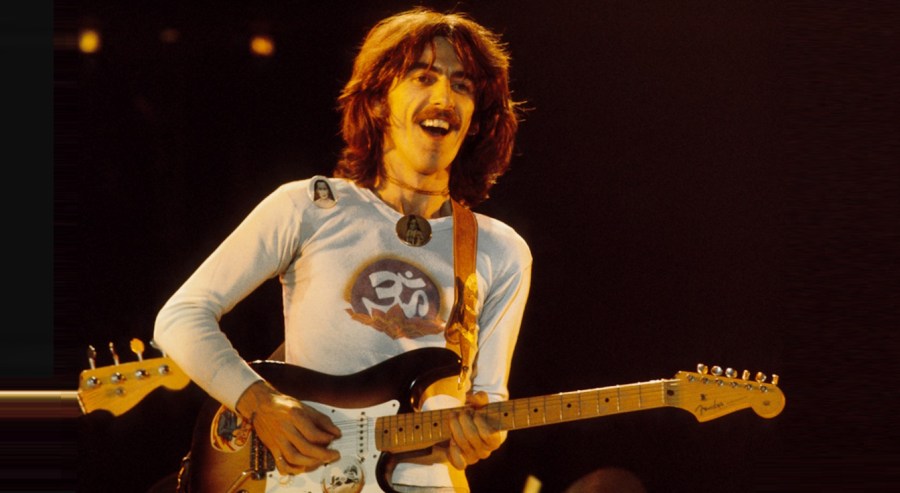 25-de-fevereiro-george-harrison-cantor-e-musico-britanico-tocando