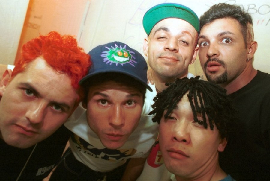 2-de-marco-os-integrantes-da-banda-de-rock-brasileira-mamonas-assassinas-dinho-bento-hinoto-samuel-reoli-sergio-reoli-e-julio-rasec