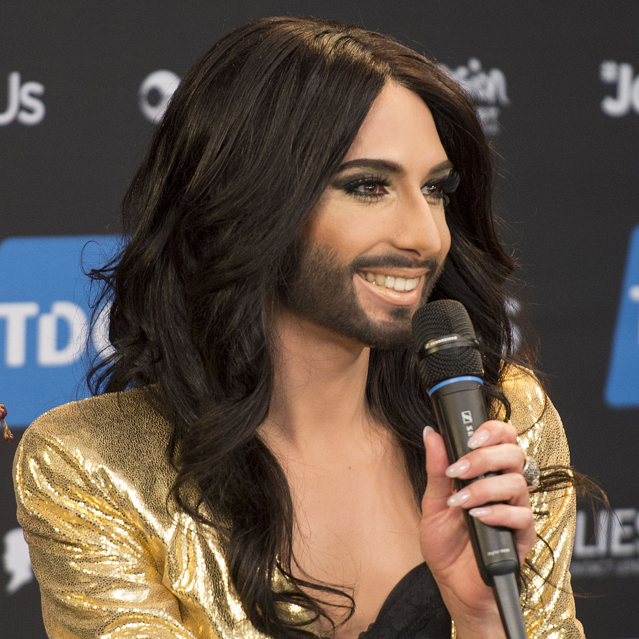 6-de-novembro-conchita-wurst-cantora-austriaca-e-transgenero