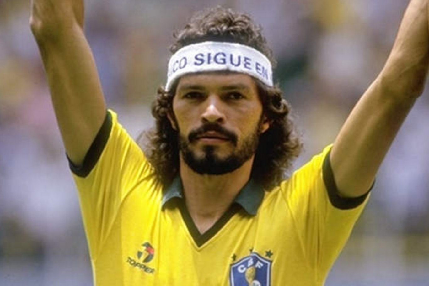 4-de-dezembro-socrates-futebolista-brasileiro