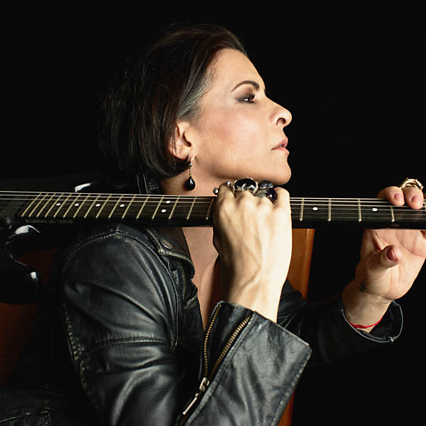 Marina Lima diz que o show No Osso, de voz e violão, é ao mesmo tempo despojado e íntimo.