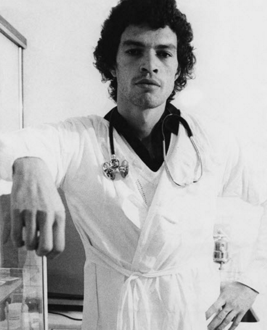 socrates-medico-ativista-e-futebolista-brasilerio-clinicando