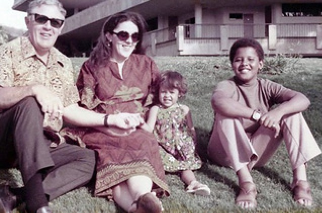 Obama com sua meia-irmã, Maya Soetoro-Ng, sua mãe, Ann Dunham, e o avô, Stanley Dunham, em Honolulu, Havaí.