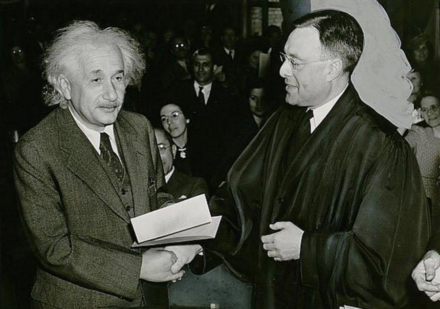 Albert Einstein, um refugiado do nazismo alemão, tornando-se cidadão americano em 1940.