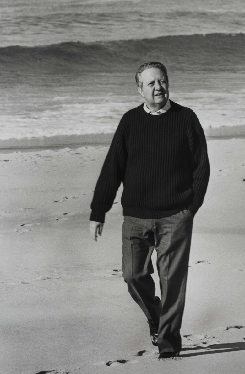Mário Soares andando na praia - DR