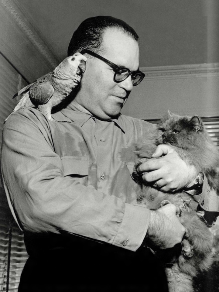 guimaraes-rosa-escritor-medico-e-diplomata-com-papagaio-e-gato