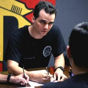 tropa-elite-wagner-moura-atendendo