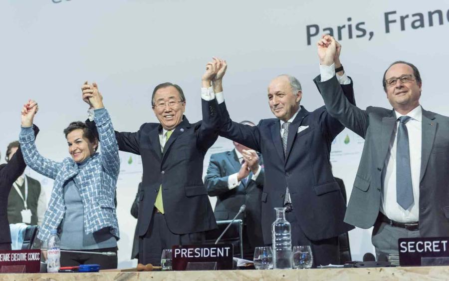 Ban Ki-moon celebra o acordo climático alcançado na COP 21, em 2015 em Paris, com Christiana Figueres, secretária da Convenção do Clima da ONU, Laurent Fabius, ministro das Relações Exteriores da França, e François Hollande, presidente francês. Foto: UN Photo/Mark Garten
