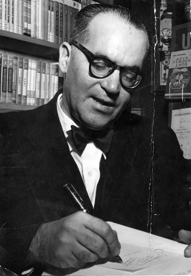 guimaraes-rosa-escritor-medico-e-diplomata-escrevendo