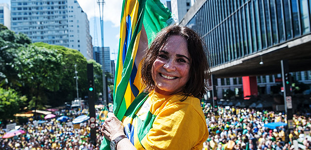 regina-duarte-na-manifestacao-contra-a-corrupcao-na-av-paulista-em-4-de-dezembro-de-2016