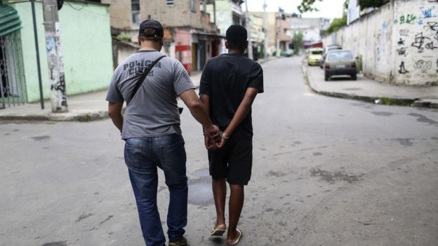 Facções dominaram o tráfico de drogas nos anos 1980 e aprenderam técnicas com presos políticos, diz antropóloga