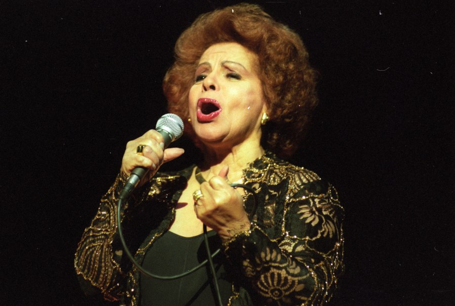 04/07/1998. Crédito: Paulo de Araújo/CB/D.A Press. Brasil. Brasília - DF. Cantora Ângela Maria durante show do Temporadas Populares, no Teatro Nacional Cláudio Santoro.