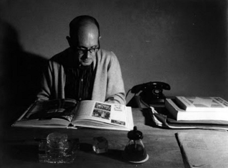 drummond-lendo-na-mesa