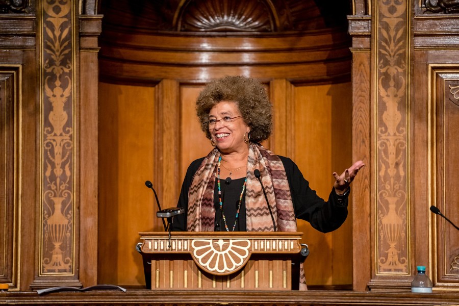 Angela Davis, em discurso - (FOTO - FLICKR-UNIVERSITÄT WIEN)