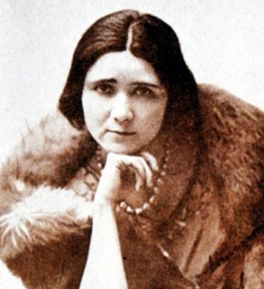 florbela-espanca-casaco-de-pele-marrom