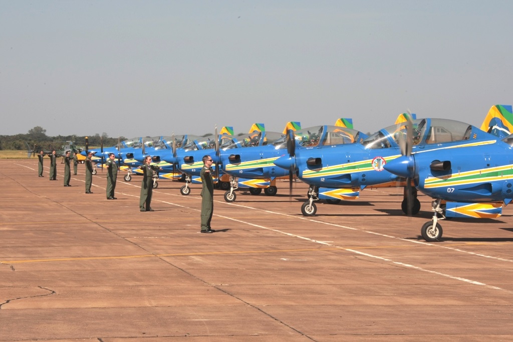 Paul McCartney inducts John Lennon in Rock and Roll Hall of Fame&nbsp;(1994)