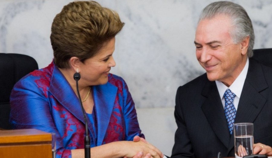 A presidente eleita Dilma Rousseff (PT) é cumprimentada pelo seu vice Michel Temer (PMDB), durante a cerimônia de diplomação dos dois no plenário do TSE, em Brasília