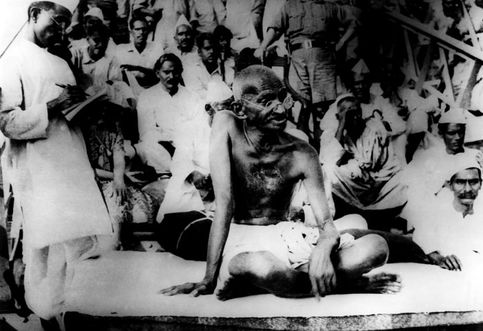 Gandhi_giving_a_speech, fazendo um discurso