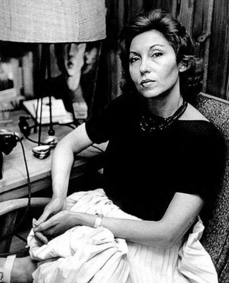 clarice-lispector-escritora-e-jornalista-poltrona-mesa