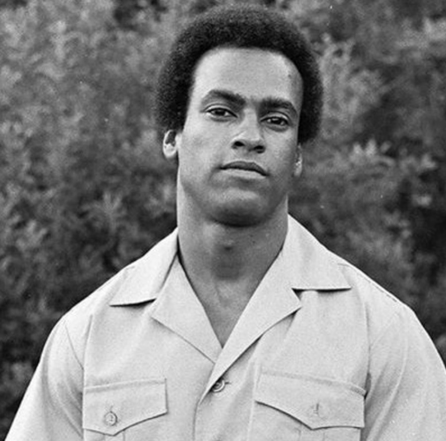 17-de-fevereiro-huey-newton-revolucionario-norte-americano-co-fundador-lider-e-inspirador-dos-panteras-negras