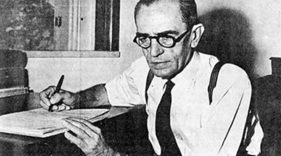 graciliano-ramos-escritor-e-politico-escrevendo