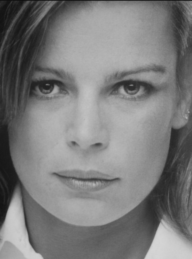 1-de-fevereiro-stephanie-de-monaco-princesa-de-monaco-cantora-designer-de-roupas-de-banho-modelo-e-acrobata-de-circo