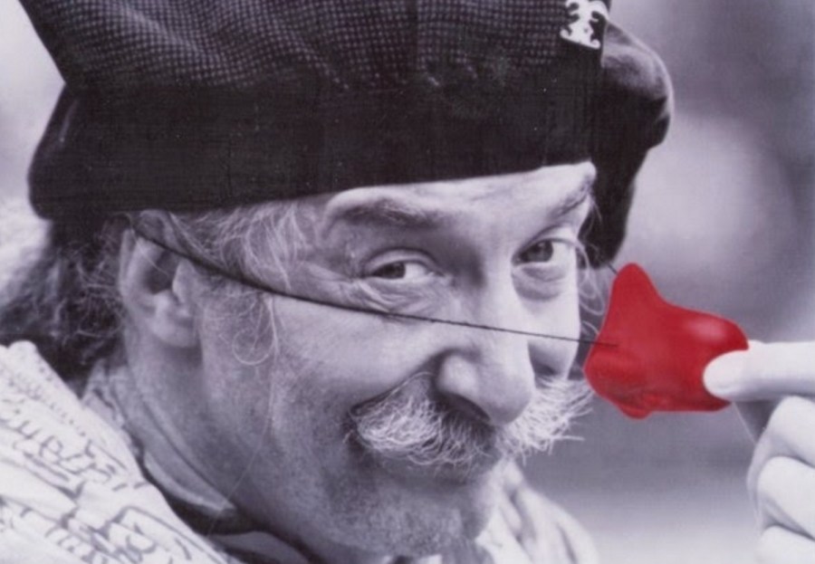 hunter-doherty-patch-adams-com-nariz-de-palhaco