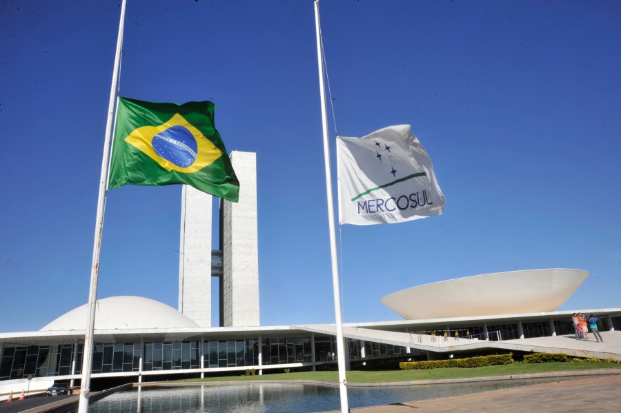 bandeira-brasil-meio-mastro-congresso