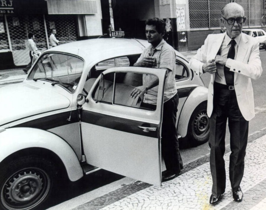 Carlos Drummond de Andrade é fotografado ao sair de táxi no Rio, em 1982