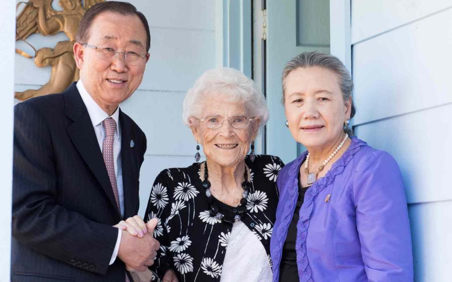 Ban Ki-moon e sua mulher Yoo Soon-taek (à direita) visitam Libba Patterson, quem Ban chama de mãe americana. Patterson o hospedou em 1962 quando esteve nos Estados Unidos pelo programa da Cruz Vermelha. Foto -UN Photo-Mark Garten
