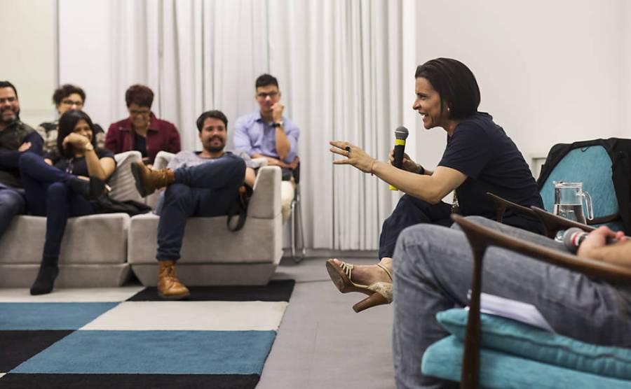 A cantora Marina Lima participa de bate-papo sobre sua vida e carreira, no Sesc da Bela Vista, peguntando